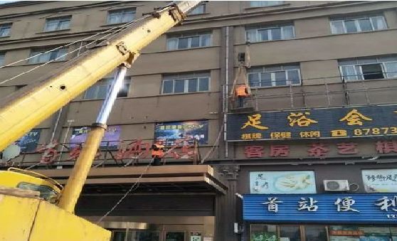 富宁安装较高的门店招牌有什么好的方法？